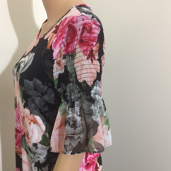 Calvin Klein || Woman’s floral print Blouse size Small - Picture 3 of 6